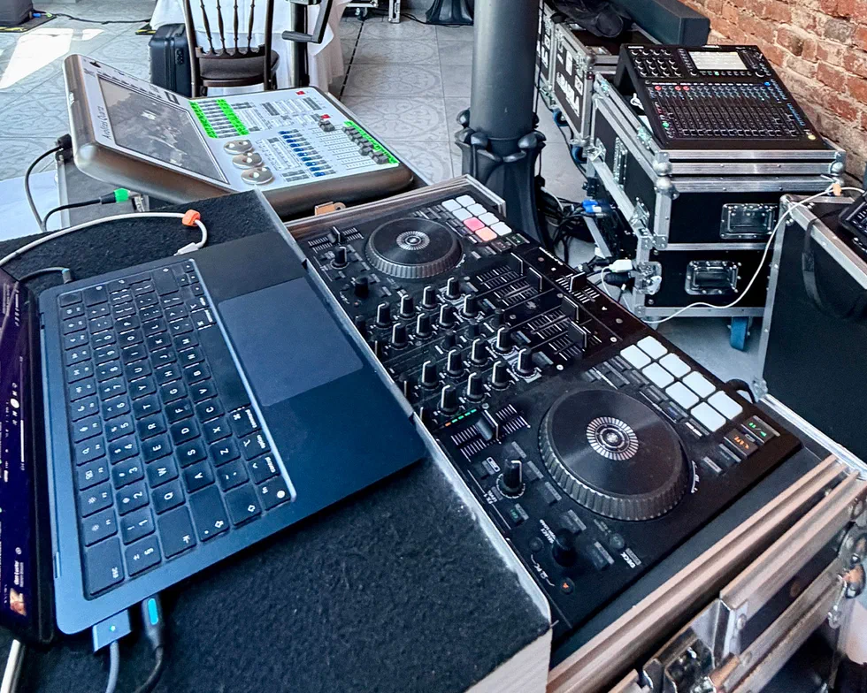 DJ konzola, notebook a digitálny mixážny pult pripravené na event
